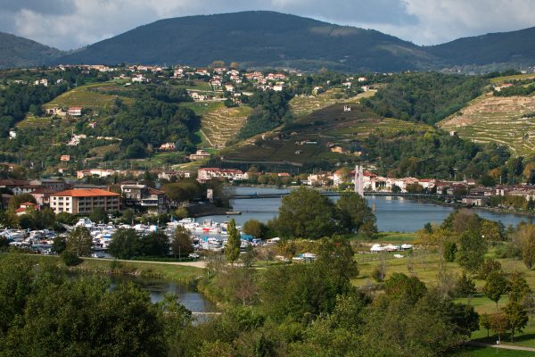 chemindesaintjacques.com Geneve Le Puy Vue avec fleuve 2 © X. Pages (1)