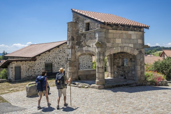 Auvergne-Rhône-Alpes - Haute-Loire - Le chemin de Compostelle de Cluny au Puy-en-Velay - À Roche-en-Régnier.