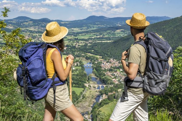 Auvergne-Rhône-Alpes - Haute-Loire - Le chemin de Compostelle de Cluny au Puy-en-Velay -Depuis La Roche, le panorama sur la Loire et la plaine de l'Emblavès.