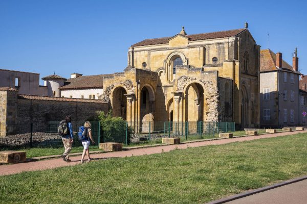 Auvergne-Rhône-Alpes - Loire - Le chemin de Compostelle de Cluny au Puy-en-Velay - Dans le Roannais, l'abbaye bénédictine de Charlieu