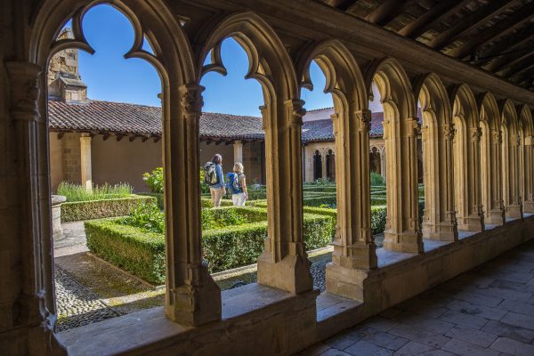 Auvergne-Rhône-Alpes - Loire - Le chemin de Compostelle de Cluny au Puy-en-Velay - Dans le Roannais, l'abbaye bénédictine de Charlieu-77