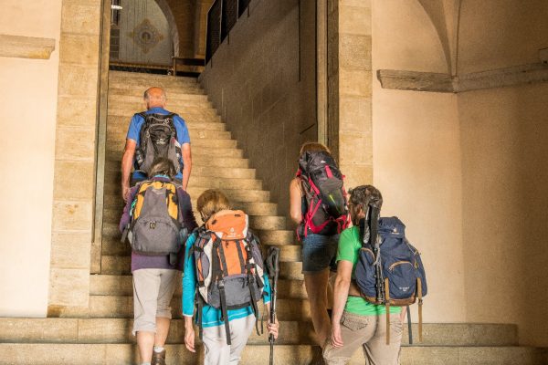 Auvergne - Haute- Loire - Le chemin de Saint-Jacques-de-Co...marcheurs pénètrent dans la cathédrale du Puy-en-Velay-3