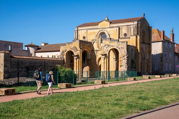 Auvergne-Rhône-Alpes - Loire - Le chemin de Compostelle d...elay - Dans le Roannais, l'abbaye bénédictine de Charlieu(1)