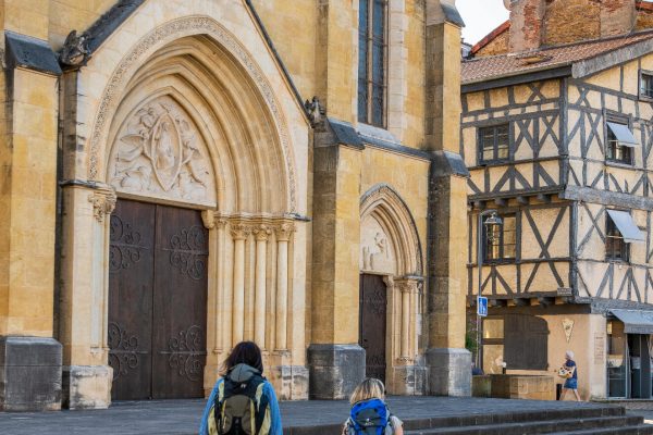 Auvergne-Rhône-Alpes - Loire - Le chemin de Compostelle de Cluny au Puy-en-Velay - Dans le Roannais, Charlieu-24