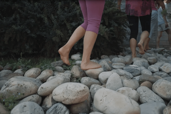 Sentier pieds nus Jardin du Mirandou Montfaucon 1