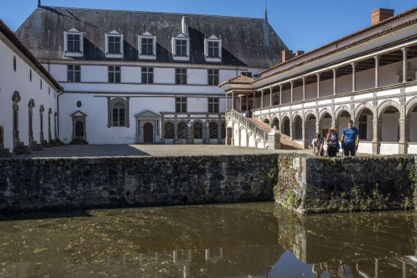 Auvergne-Rhone-Alpes - Haute-Loire - Le chemin de Compostelle de Cluny au Puy-en-Velay - Dans le Forez, au chateau de La Batie d'Urfe-100 (3)-min