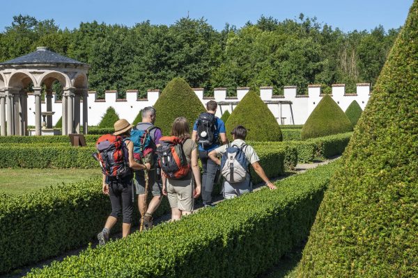 Auvergne-Rhone-Alpes - Haute-Loire - Le chemin de Compostelle de Cluny au Puy-en-Velay - Dans le Forez, au chateau de La Batie d'Urfe-100 (7)-min