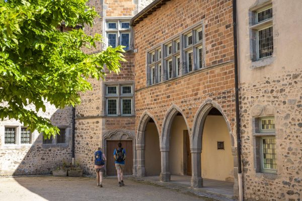 Auvergne-Rhône-Alpes - Loire - Le chemin de Compostelle de Cluny au Puy-en-Velay - Le prieuré de Pommiers-en-Forez-86-min