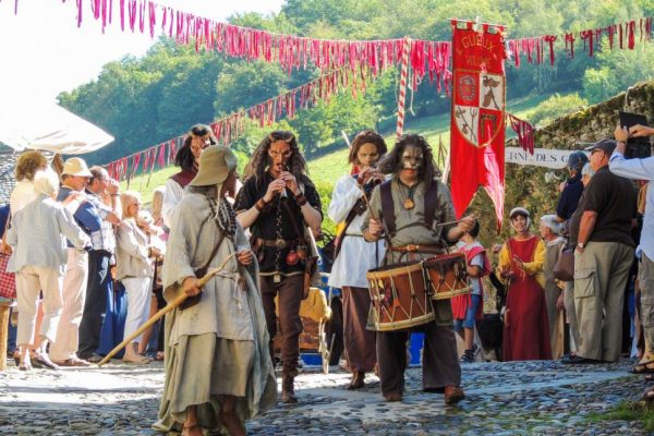 medievales-estaing-troubadours-m-fabre-tourisme-aveyron