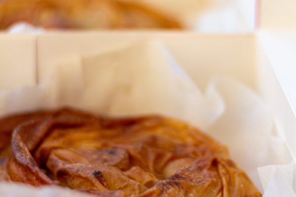 Gâteau Pastis sur le marché de Cahors © Cyril Novello - Lot Tourisme 200909-091747-min