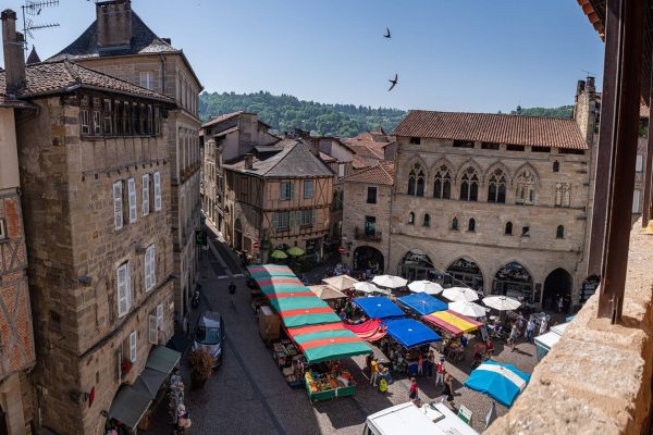 Vue sur le marché depuis les terrasses du Musée © Loïc BEL - Bel et Bien Vu 190709-100731-min